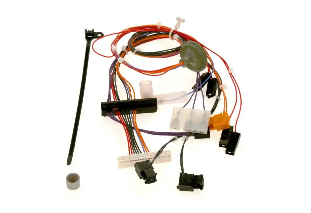 Bosch Kabelbaum mit mehreren Leitungen und Steckverbindern. Enthält verschiedene Farben und Formen von Kabeln sowie Verbindungselemente für elektrische Anwendungen.